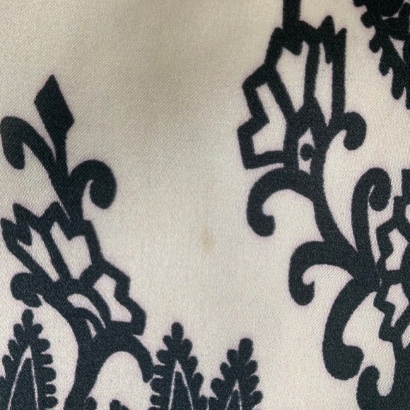 Gorgeous pencil satin/silk skirt with lacey print - Picture 5 of 7